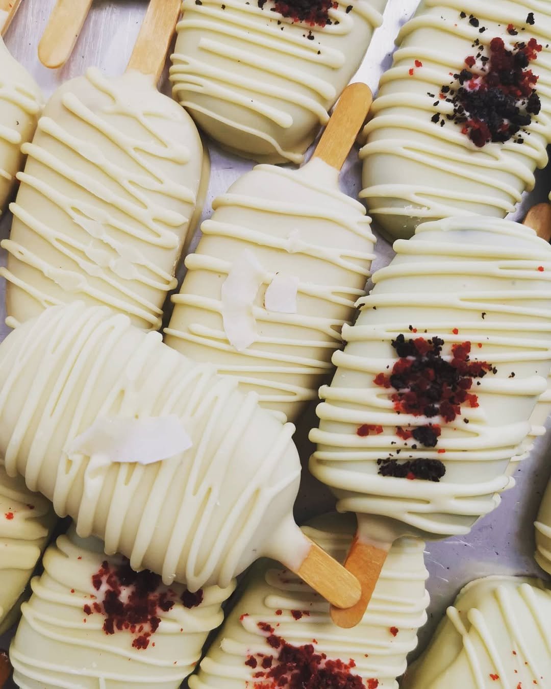 Cakesicles in witte chocolade met red velvet, oreo en Raffaello