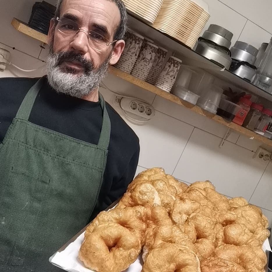 De bakker van El Mauri met een dienblad vol verse sfenj in de keuken