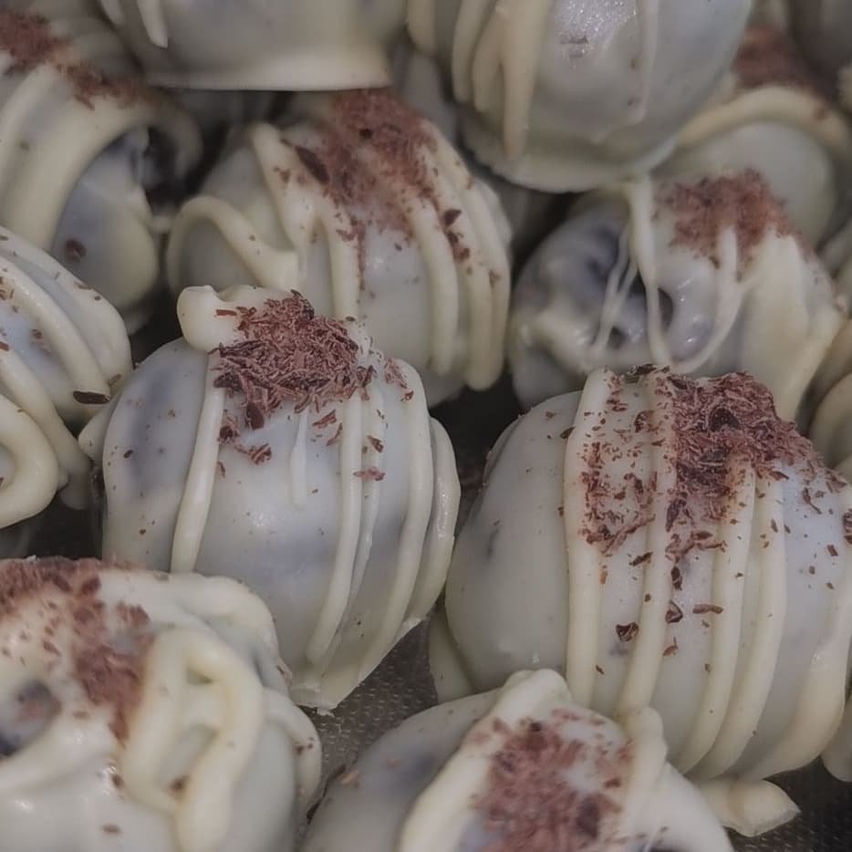 Oreo truffels met witte chocolade en geraspte chocolade