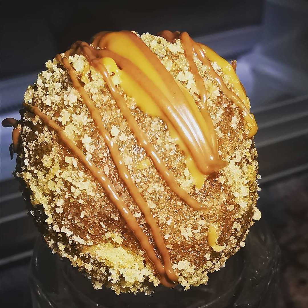 Zoet gebakje met karamel en kruim, een huisspecialiteit