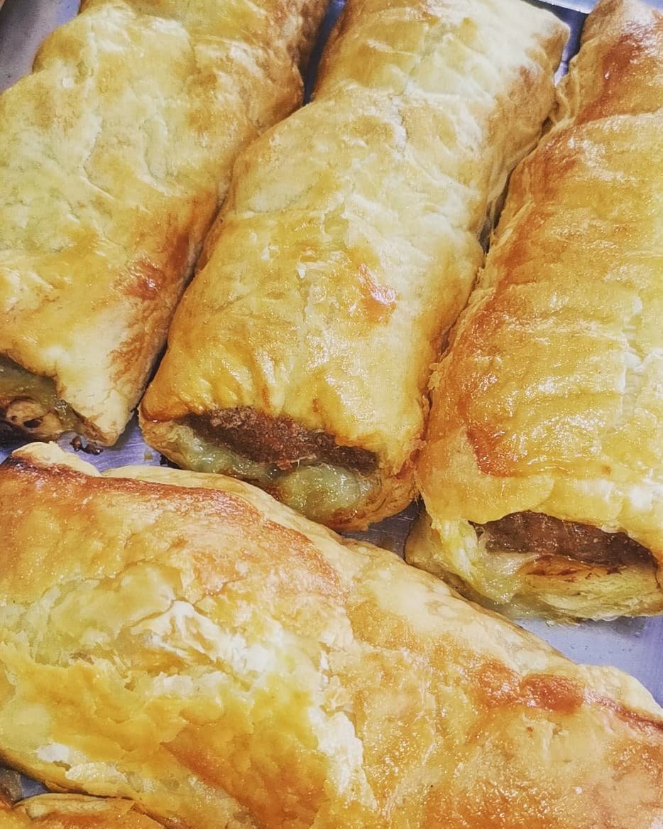 Goudbruin gebakken hartige briouat-rolletjes uit de oven
