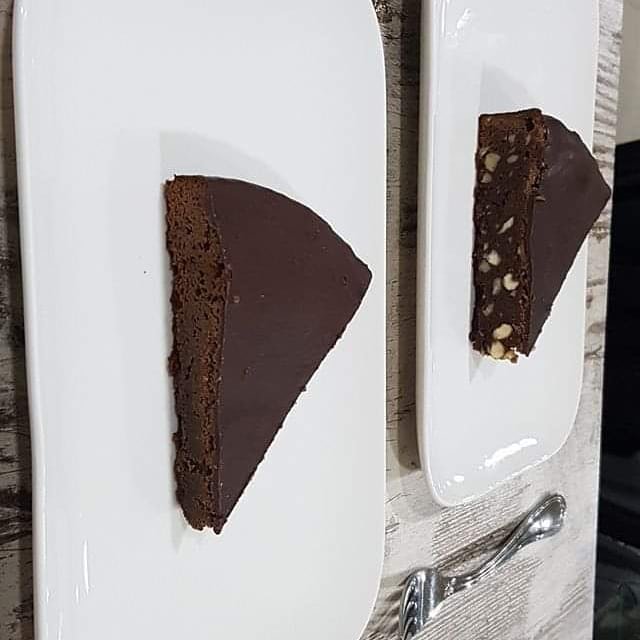 Stukjes rijke chocoladetaart op een wit bord